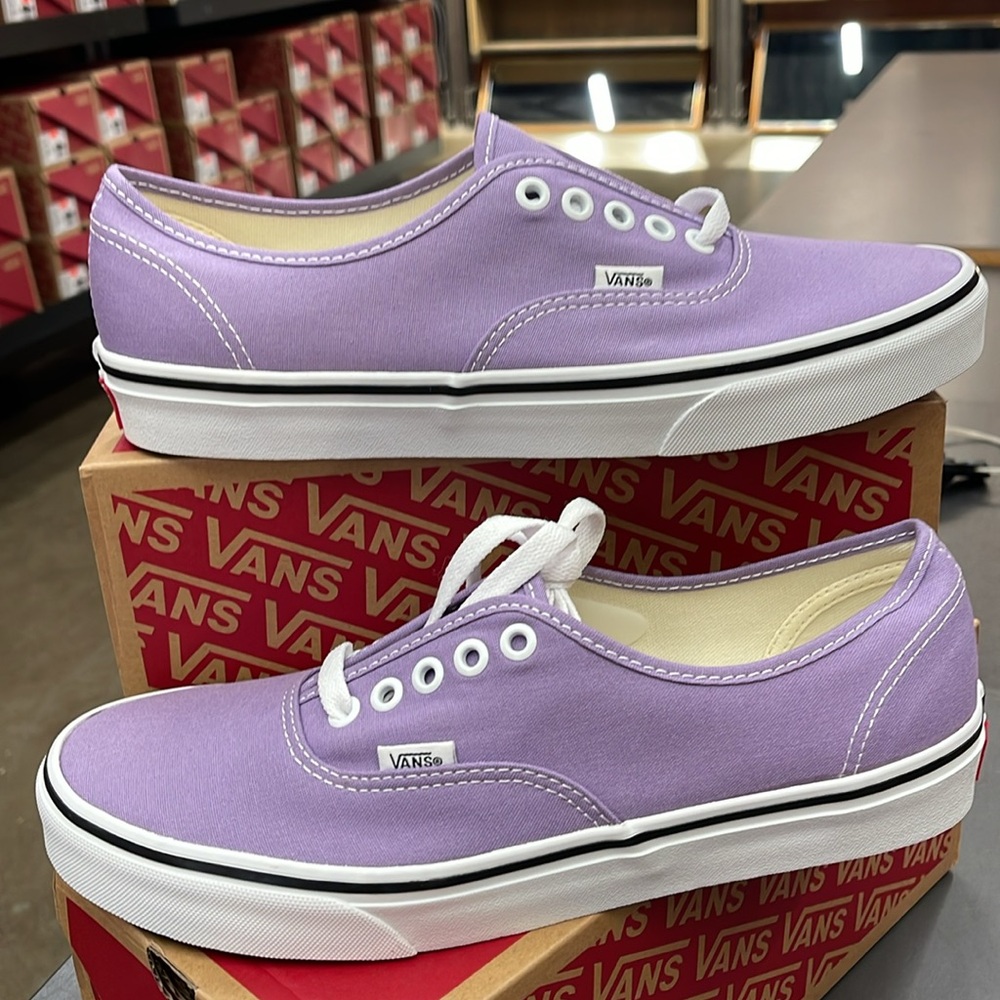 • Vans WMNS Authentic Chalk Violet/True White
VN0A5HZS9GD
Sneakers - Picture 8 of 16